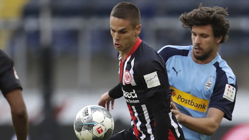 Tobias Strobl (r.) von Bundesligist Borussia Mönchengladbach, hier in Aktion gegen Frankfurts Mijat Gacinovic, lieferte eine gute Partie zum Restart.