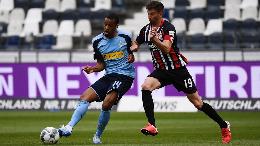 Borussias Alassane Plea (l.), hier im Duell mit Frankfurts David Abraham, rückt immer mehr in den Fokus bei Premier-League-Klub Manchster United.