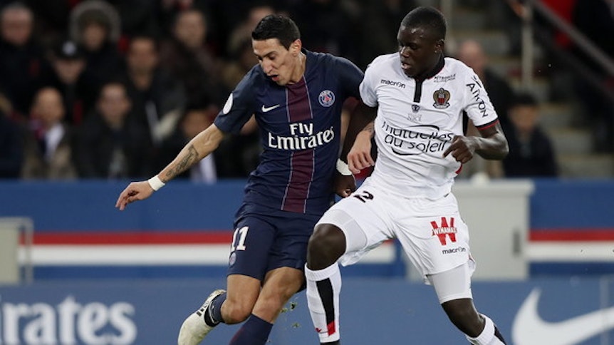 Nizzas Verteidiger-Talent Malang Sarr (r.) im Duell mit Superstar Angel Di Maria (l.) vom französischen Top-Klub Paris Saint Germain.