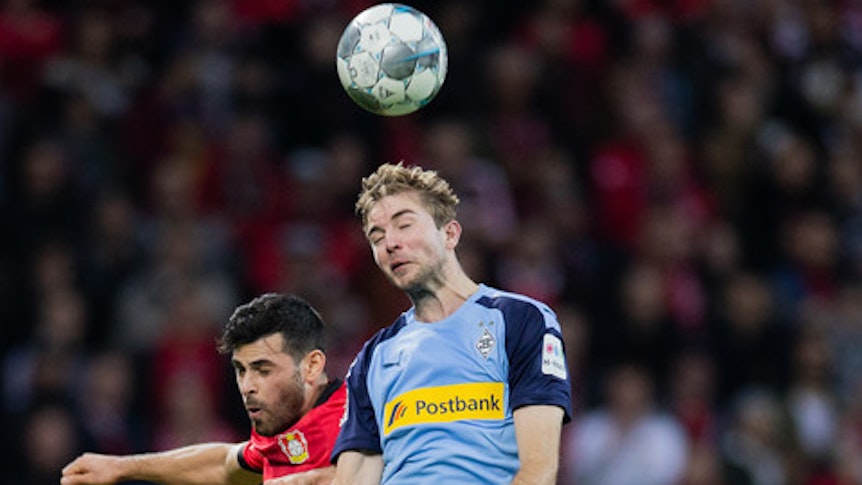 Christoph Kramer (r.), hier im Hinspiel im Duell mit Bayers Kevin Volland, trifft am Samstag mit Borussia im Rheinland-Duell auf seinen Ex-Klub Leverkusen.