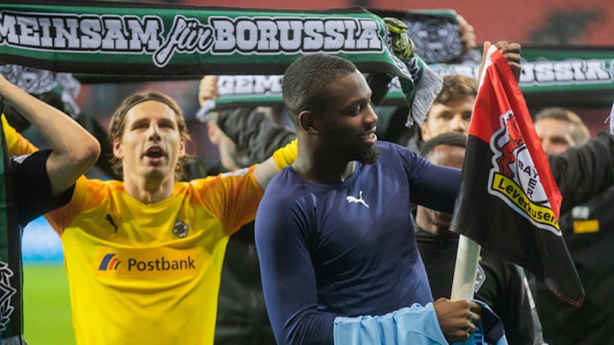Im Hinspiel setzte sich Borussia bei Bayer Leverkusen mit 2:1 durch. Können Yann Sommer (l.), Marcus Thuram (r.) und Co. nun erneut gegen den Werksklub triumphieren?