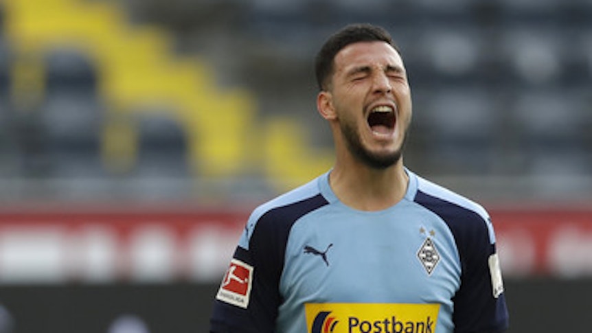 Ramy Bensebaini brüllt seine Freude über einen verwandelten Foulelfmeter in Frankfurt hinaus. Ob Borussias Linksverteidiger gegen Leverkusen spielen kann, ist noch offen.