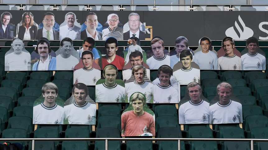 Vor 50 Jahren wurden sie erstmals Deutscher Meister mit Borussia Mönchengladbach. Gemeinsam feiern konnten sie das Jubiläum noch nicht, aber als Pappkameraden werden die Helden von damals aktuell im Stadion bei den Geisterspielen gewürdigt.