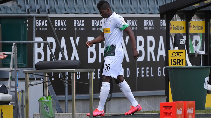 Breel Embolo von Borussia Mönchengladbach verließ gegen Bayer 04 Leverkusen bereits nach zwölf Minuten den Platz und ging mit schmerzverzerrtem Gesicht Richtugn Kabine.