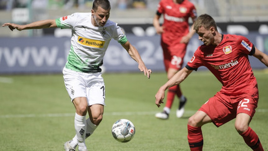 Borussias Rechtsverteidiger Stefan Lainer (l.), hier im Duell mit Bayers Daley Sinkgraven, hat die Champions-League-Teilnahme mit Gladbach noch nicht abgeschrieben.