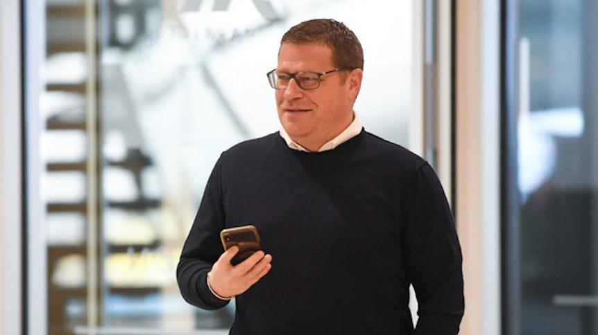 Borussias Max Eberl zählt zu den besten Manager-Spürnasen in Sachen Top-Talente. Ausgerechnet vor Eberls eigener Haustüre wollen nun englische Klubs angeblich auf Welpen-Klautour gehen.