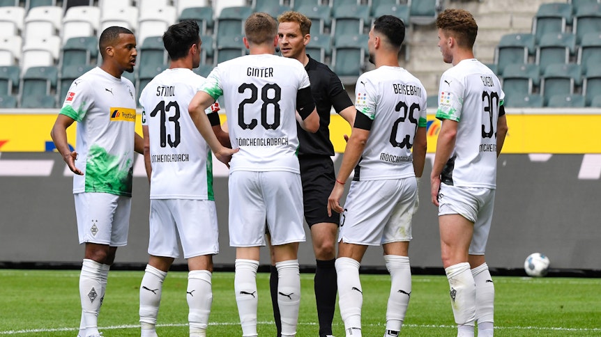 Lars Stindl (2.v.l.), Ramy Bensebaini (2.v.r.) und Nico Elvedi (r.) haben aktuell vier Gelbe Karten gesammelt. Gegen Werder Bremen könnten sie ihre fünfte sehen.