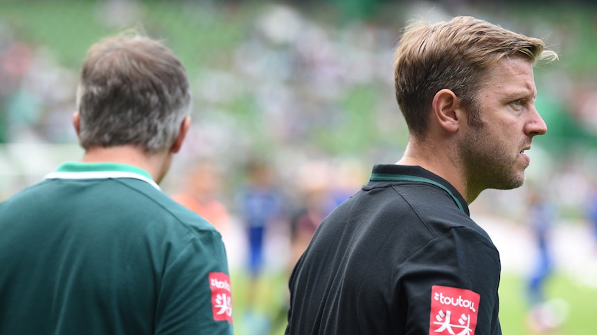 Manager Frank Baumann (l.) und Trainer Florian Kohlfeldt (r.) könnten mit Werder Bremen erstmals seit 1980 und zum zweiten Mal überhaupt aus der Bundesliga absteigen. Am Dienstagabend treffen sie auf Borussia Mönchengladbach.
