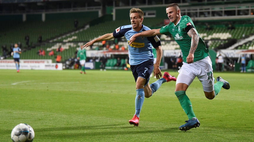 Patrick Herrmann machte gegen Werder Bremen sein 324. Pflichtspiel für Borussia Mönchengladbach. Hier ist er im Laufduell mit Marco Friedl.