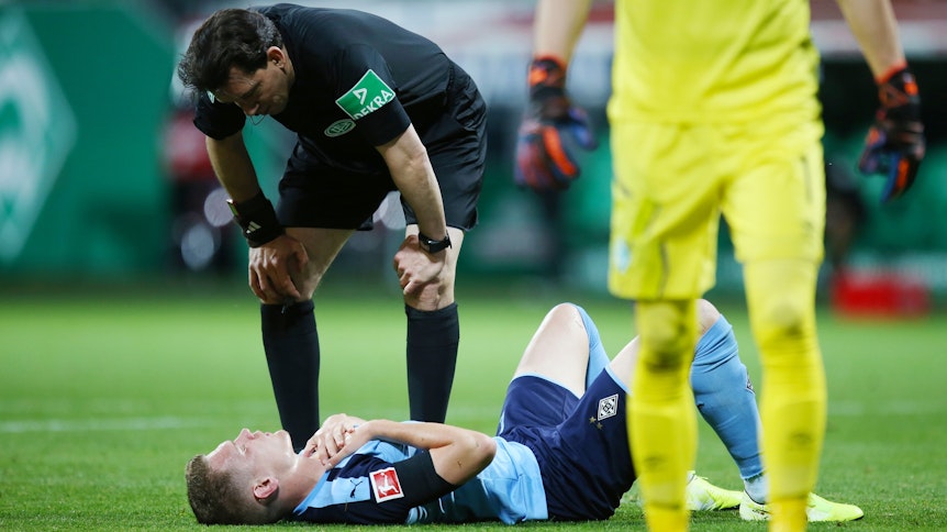 Gladbachs Ginter ging nach einem Zweikampf mit Bremens Klaassen zu Boden.