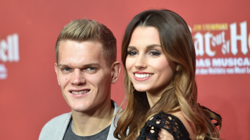 Borussias Abwehrchef und Nationalspieler Matthias Ginter (l.), hier mit seiner Frau Christina Ginter, macht bei der „Pappkameraden“-Aktion in Gladbach mit.