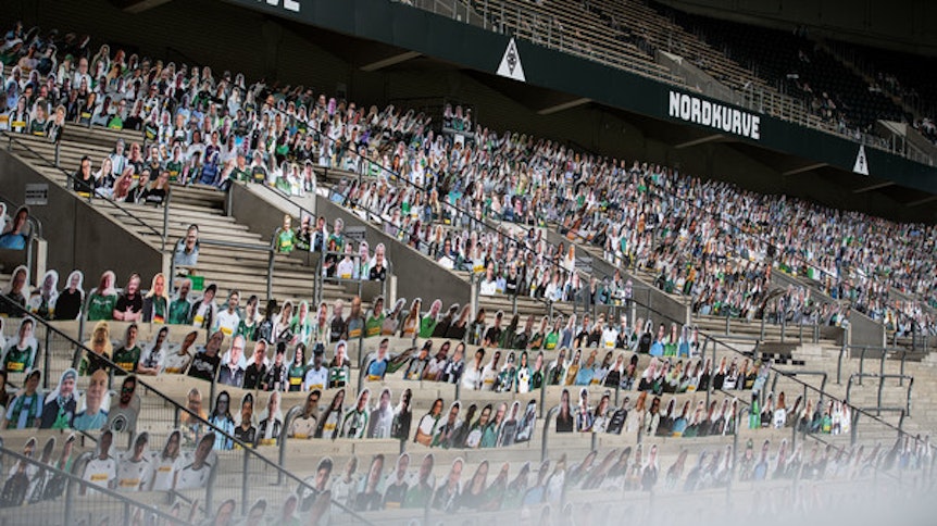 Das Gladbacher Stadion füllt sich immer mehr mit „Pappkameraden“.
