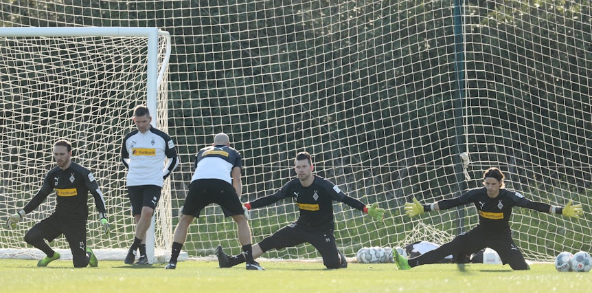 Tobias Sippel, die beiden Trainer Uwe Kamps und Steffen Krebs, Max Grün und Yann Sommer (v.l.n.r.) bilden bei Borussia Mönchengladbach das Torwart-Gespann.
