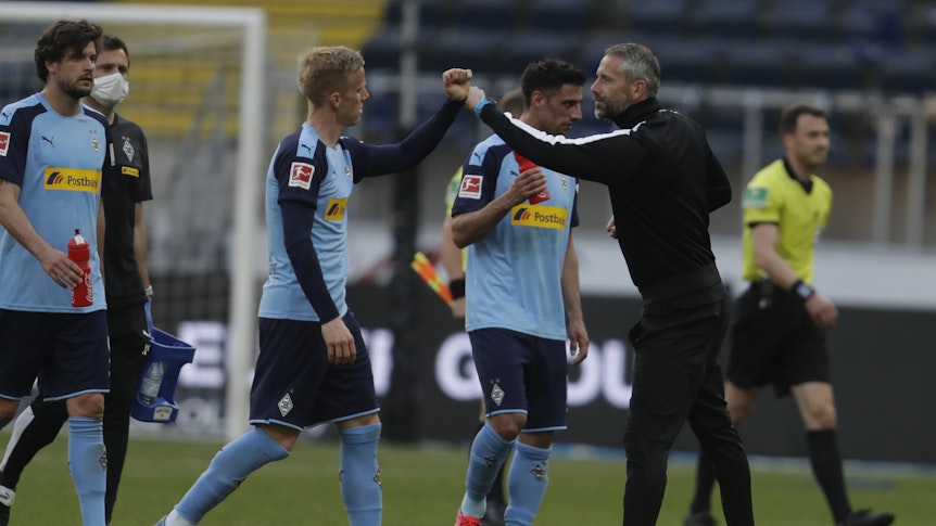 Marco Rose (r.) fordert von seiner Mannschaft, sich trotz der Geisterspiel-Atmosphäre zu pushen.