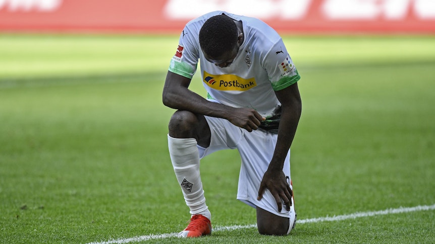 Marcus Thuram macht nach seinem Treffer zum 2:0 einen Kniefall. Ein spezielles Statement in Sachen Rassismus und Gewalt und eine Reaktion auf die aktuellen Unruhen in den USA.