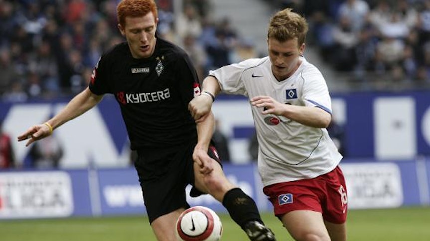 In diesem Trikot schaffte Borussia Mönchengladbach 2005 unter Horst Köppel den Klassenerhalt. Im Bild: Mitteldspieler Bernd Thijs.