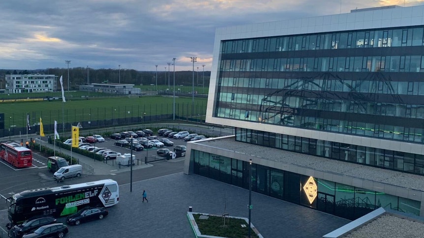 Vom Trainingsplatz können die Profis von Borussia Mönchengladbach während der Quarantäne direkt ins eigene Hotel gehen, das sich im Neubau „Borussia-8-Grad“ befindet.