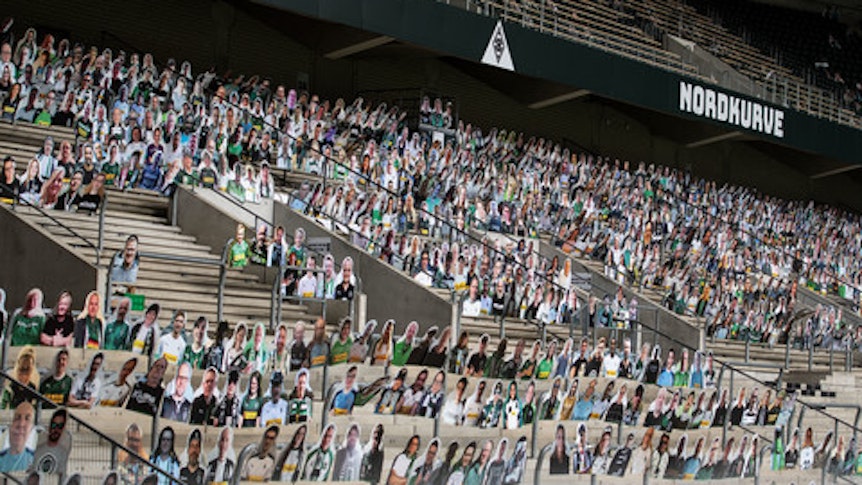 In der Nordkurve des Borussia-Parks ist es inzwischen richtig voll.