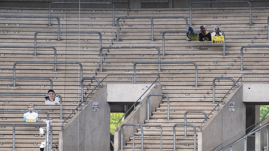 Mit drei Dortmund-Fans und einem Frankfurt-Fan: Ex-Fohlen Michael Cuisance steht mit seinem Foto im Gästeblock des Borussia-Parks. Das Bild wurde am 29. April aufgenommen.