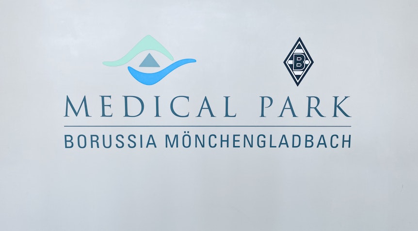 Mit diesem Schild werden die Kunden und Patienten im Gladbacher Medical Park an der Rezeption empfangen.