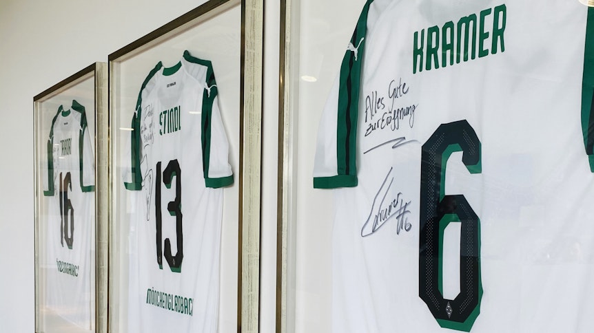 So einige Borussia-Profis haben im Medical Park bereits ihre Spuren hinterlassen. Auf diesem Foto bedanken sich (v.l.) Traoré, Stindl und Weltmeister Kramer für die Zusammenarbeit.