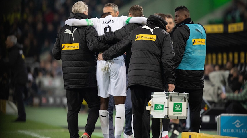Denis Zakaria (mitte) befindet sich nach seiner Knie-Operation im Reha-Prozess. In dieser Saison wird er nicht mehr für Borussia Mönchengladbach auflaufen.