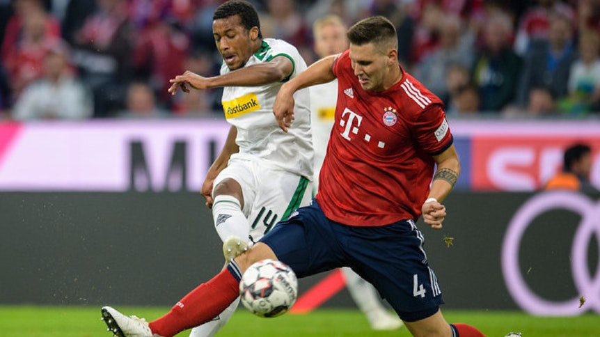 In dieser Szene trifft Borussen-Stürmer Alassane Plea, hier im Duell mit Bayern-Verteidiger Niklas Süle, im Oktober 2018 zum 1:0 in der Allianz-Arena. Am Ende bejubelt Gladbach ein 3:0. Plea ist nun in München gesperrt.