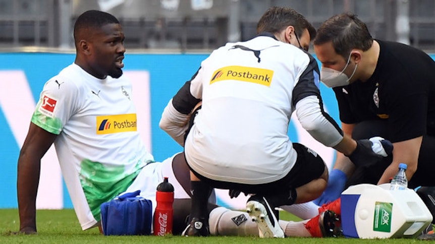 Marcus Thuram liegt verletzt in der Allianz-Arena auf dem Boden. Nach zehn Minuten ist für den Stürmer der Gladbacher Borussia das Top-Spiel in München bereits beendet.