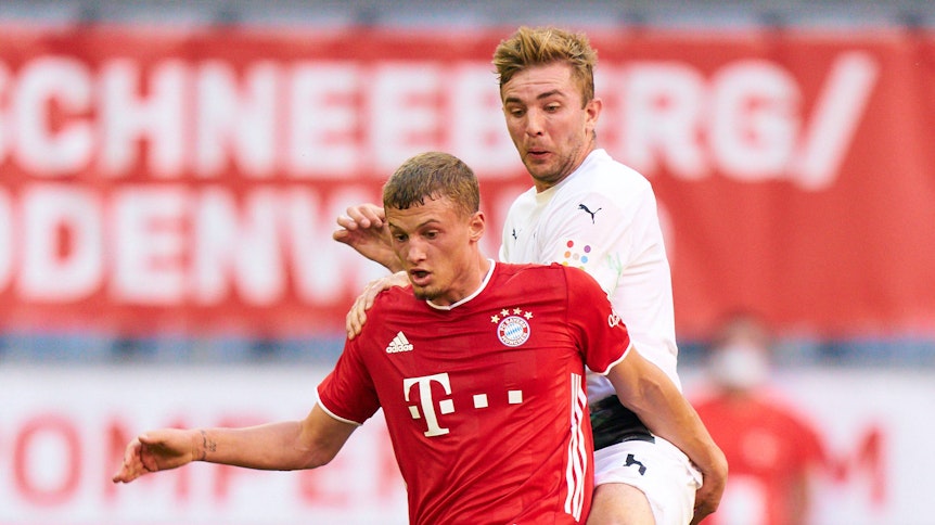 Bayerns Michael Cuisance (l.) im Duell mit seinem ehemaligen Mannschafts-Kollegen Christoph Kramer (r.), Weltmeister in Diensten der Gladbacher Borussia.