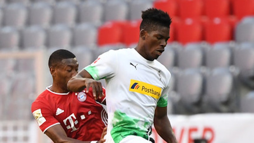 Stürmer Breel Embolo (r.), hier im Duell mit Bayerns David Alaba (l.), ist bei Borussias Niederlage in München zunächst eingewechselt – und später wieder ausgewechselt worden.