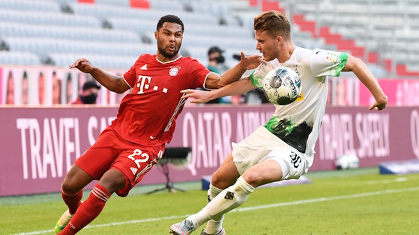 In dieser Szene bremst Borussias Nico Elvedi (r.) noch Bayerns Offensiv-Spieler Serge Gnabry (l.) aus. Zur Pause muss der Innenverteidiger dann wegen Übelkeit ausgewechselt werden.