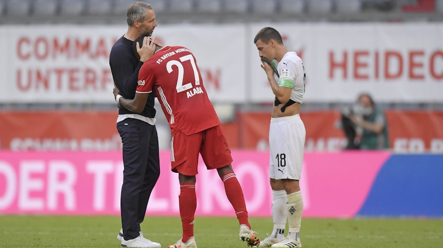 Marco Rose herzt den einen Österreicher, Bayerns David Alaba, daneben der steht der andere, Gladbachs Stefan Lainer.