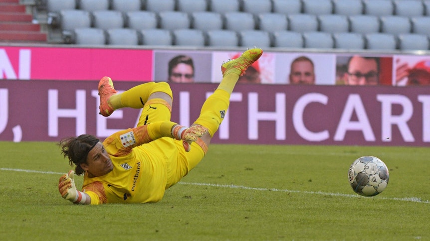 Yann Sommer entschärft gegen den FC Bayern einen Schuss. Zuvor hatte er einmal schwer gepatzt.