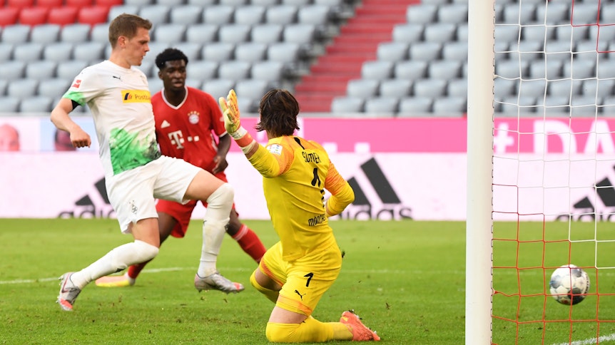 Borussias Matthias Ginter und Yann Sommer können das 1:2 gegen den FC Bayern München nicht verhindern.