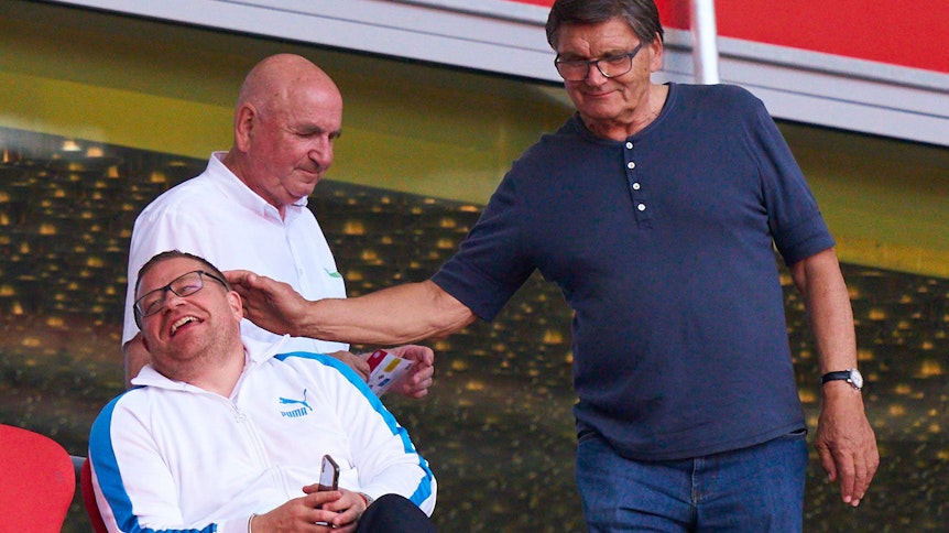 Max Eberl (l.), Gladbach-Manager, wird von Borussias Präsidiums-Mitglied Hans Meyer (r.) jüngst auf der Tribüne in München begrüßt. Am Dienstag hoffen Eberl und Meyer, dass die Fohlen gegen Wolfsburg gewinnen. Und Köln gegen Bayer.