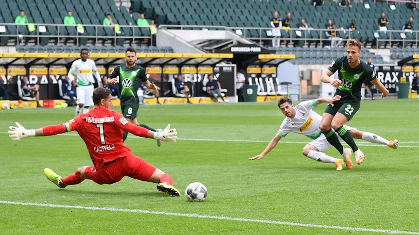 Jonas Hofmann setzt den Ball cool an Wolfsburgs Keeper Koen Casteels vorbei zum 1:0 für Borussia Mönchengladbach. Die Fohlen gewannen 3:0.