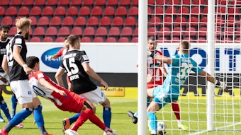 Jordan Beyer (3.v.r.) vom Hamburger SV unterlief im Spitzenspiel beim FC Heidenheim ein unglückliches Eigentor.