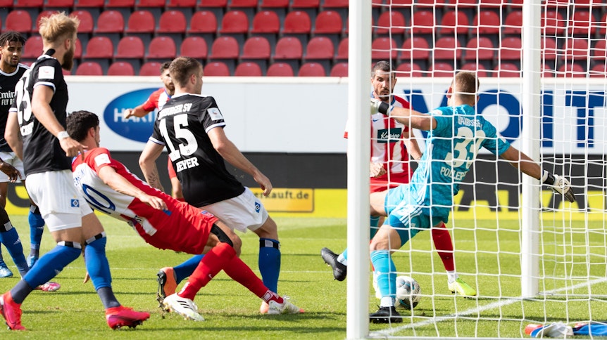 Jordan Beyer (3.v.r.) vom Hamburger SV unterlief im Spitzenspiel beim FC Heidenheim ein unglückliches Eigentor.