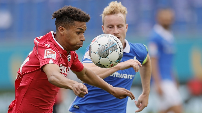 Für Linton Maina (l.) von Hannover 96 soll Borussia Mönchengladbach ein Angebot in Höhe von acht Millionen Euro abgegeben haben.