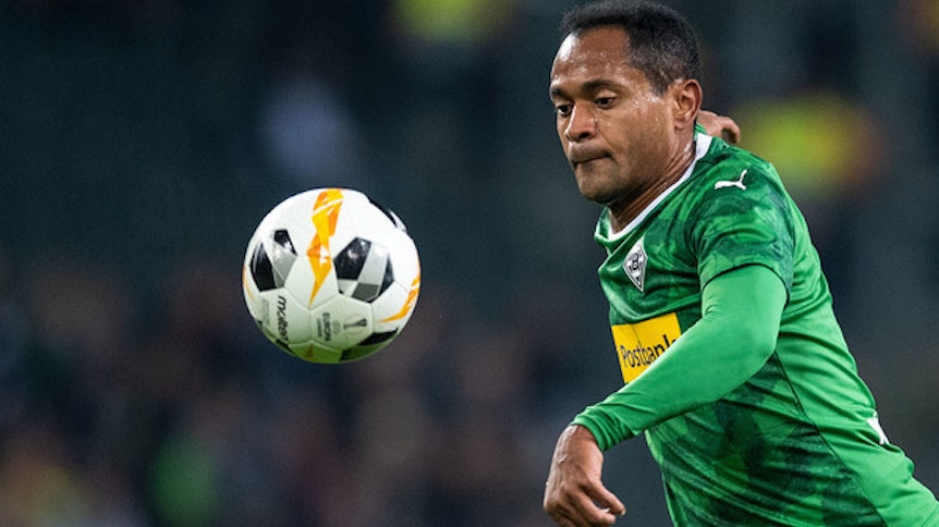 Offensiv-Genie Raffael hat sich über sieben Jahre hinweg in die Herzen des Gladbacher Publikums gespielt. Sein nahender Abgang, wie auch der von Tobias Strobl und Fabian Johnson, wird zunächst ohne Applaus vonstattengehen.
