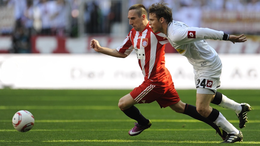 Tony Jantschke, hier im Duell mit Franck Ribéry vom FC Bayern, schaffte den Durchbruch in der Saison 2010/2011, als Borussia sich letztendlich in der Relegation gegen den VfL Bochum rettete.