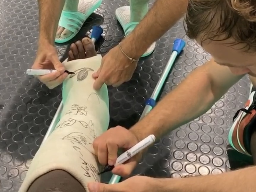 Christoph Kramer und Tony Jantschke verschönerten den Gips von Marcus Thuram.