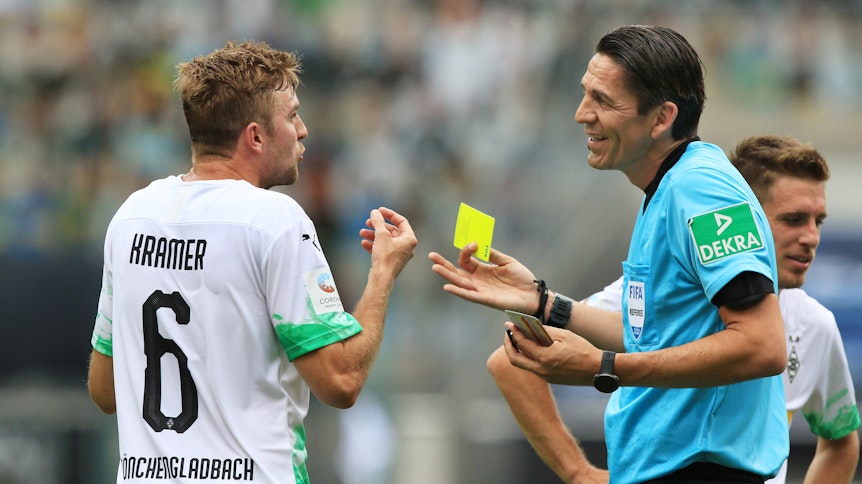 Christoph Kramer (l.) sah von Schiedsrichter Deniz Aytekin die Gelbe Karte, nachdem er diesen versehentlich abgeschossen hatte.