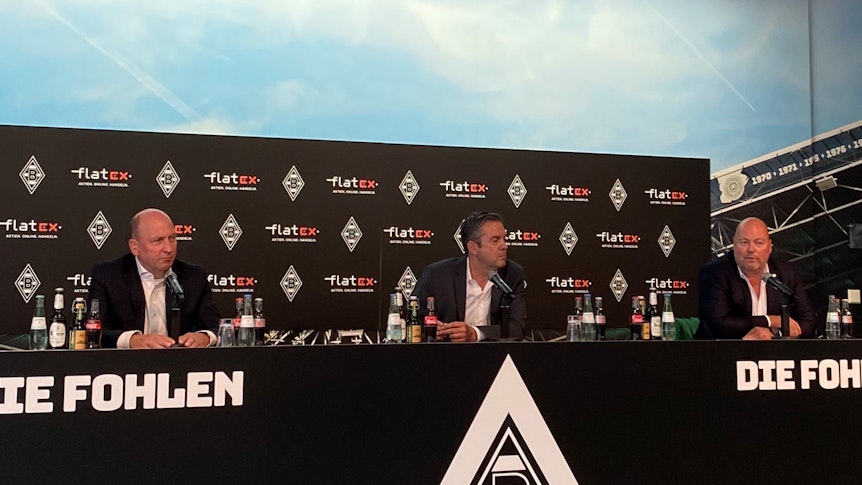 Geschäftsführer Stephan Schippers, Pressesprecher Markus Aretz und Flatex-CEO Frank Niehage (v.l.n.r.) gaben auf der Pressekonferenz Auskunft über die zukünftige Zusammenarbeit.