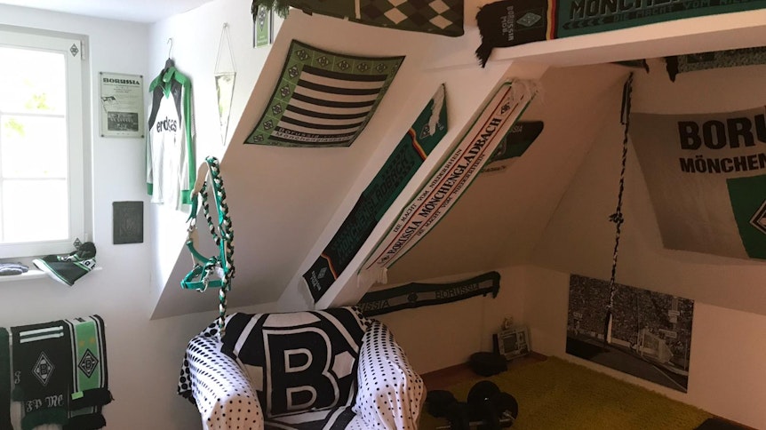 Das ganze Zimmer ist ein einziges Borussi-JA! Markus Klug trägt die Raute im Herzen.