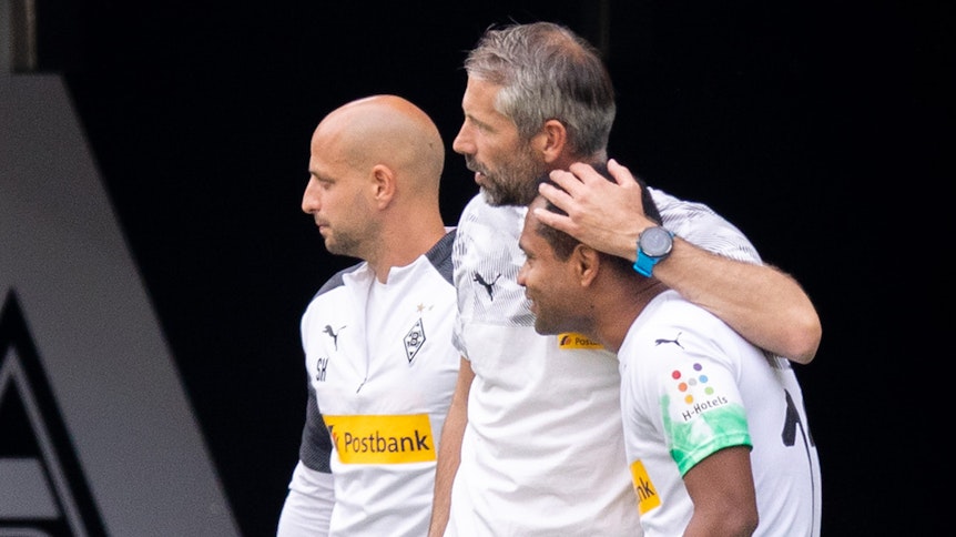 Vor seinem letzten Fohlen-Einsatz wurde Raffael von Gladbach-Trainer Marco Rose geherzt.