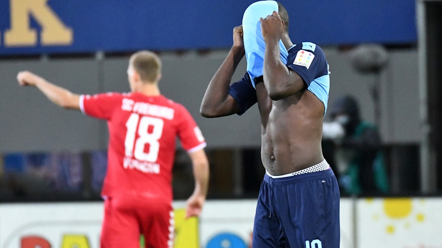 Marcus Thuram (r.) und seine Kollegen wurden beim SC Freiburg durch das Jokertor von Nils Petersen bestraft.