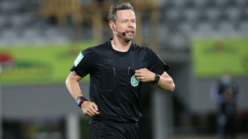 Schiedsrichter Markus Schmidt zeigte Alassane Plea in Freiburg Gelb-Rot, Manager Max Eberl wurde mit Rot auf die Tribüne geschickt.