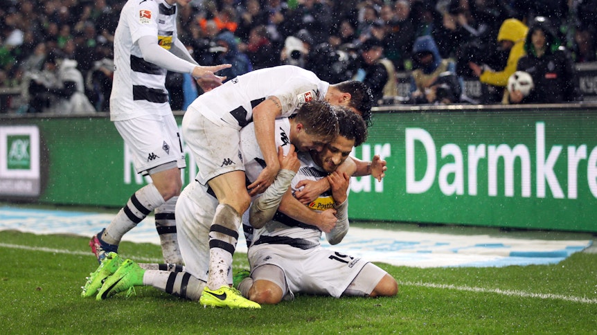 Fabian Johnson jubelt beim 4:2 gegen Schalke 04 in der Saison 2016/2017 mit den Kollegen über seinen Doppelpack.