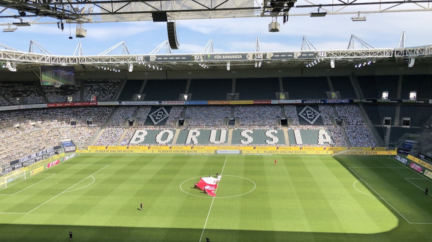 Die „Pappkameraden“ bringen bei Geisterspielen etwas Leben in den Borussia-Park.